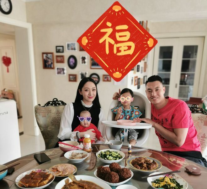 年薪600万!31岁老将获得第一份cba顶薪,妻子拥有逆天大长腿