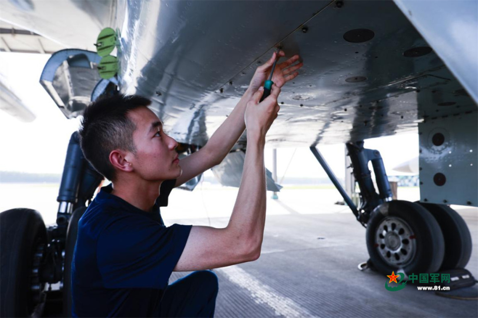 托举战鹰翱翔 走近北部战区空军航空兵某旅机务兵