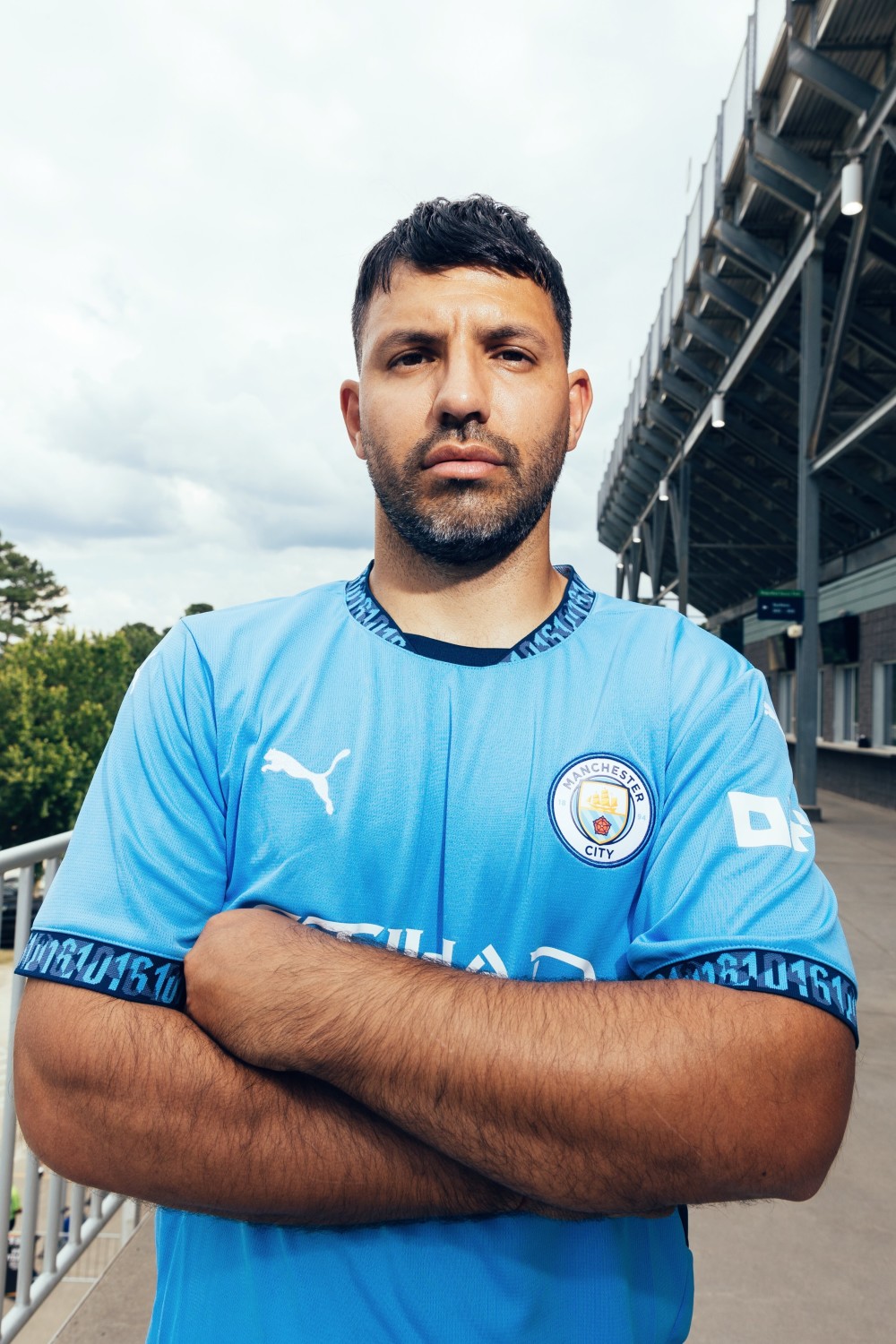 帅不帅?曼城官方晒新赛季主场球衣,阿圭罗担当模特