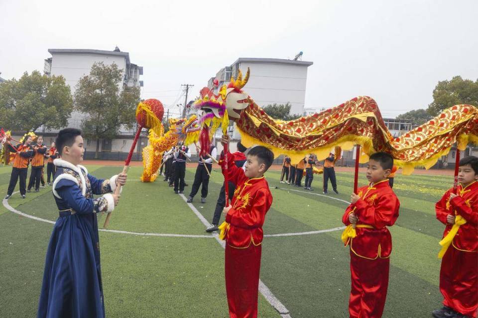 组图快乐大课间舞龙健体魄