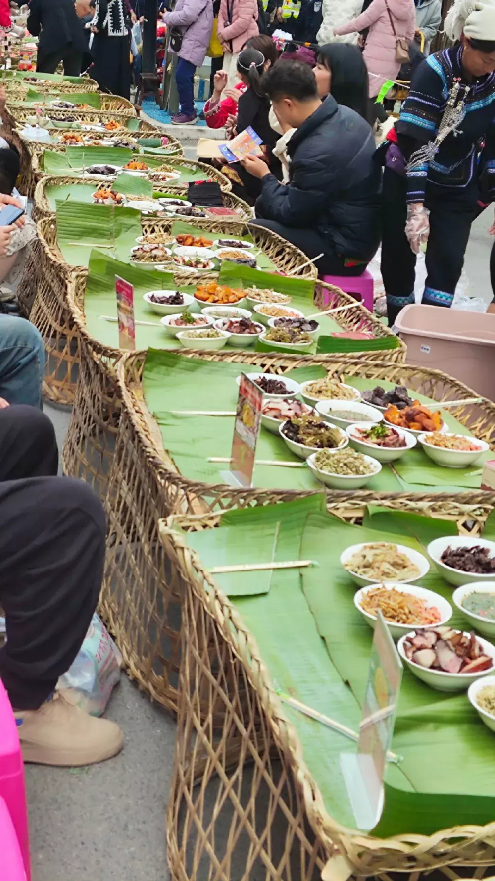 云南省红河州绿春县喜迎哈尼新年 设置宴席四千余桌万人共享长街宴