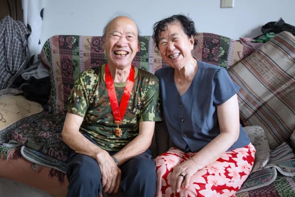 致敬岁月,奉贤这位65岁的社区摄影师将镜头对准了这些老党员们