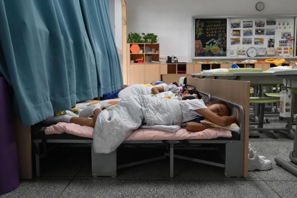 冲上热搜!深圳学生解锁"躺平午休",网友:希望全国推广