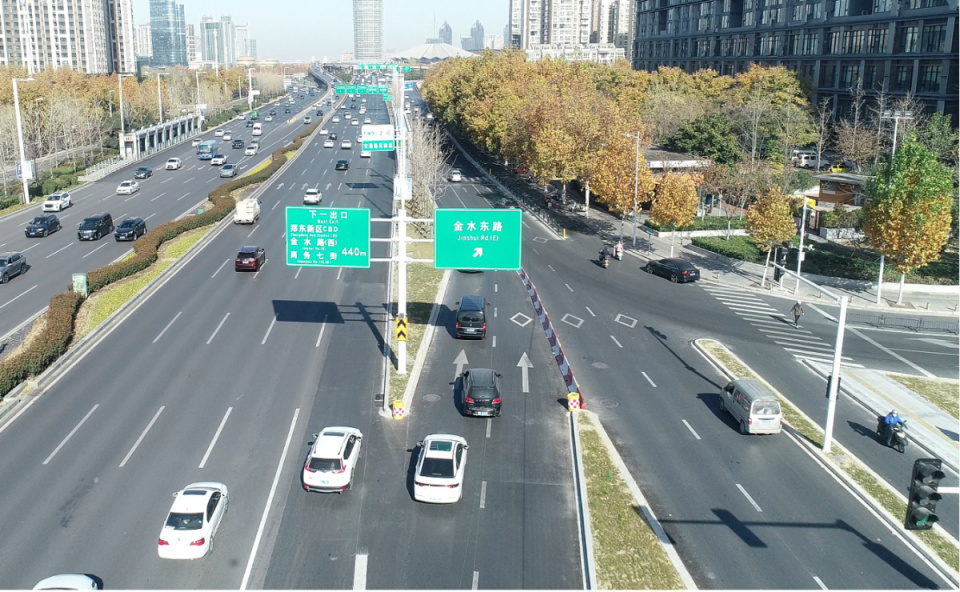 金水東路:鄭汴路立交北引坡下橋口,原路中間的隔離墩已經拆除,延長了