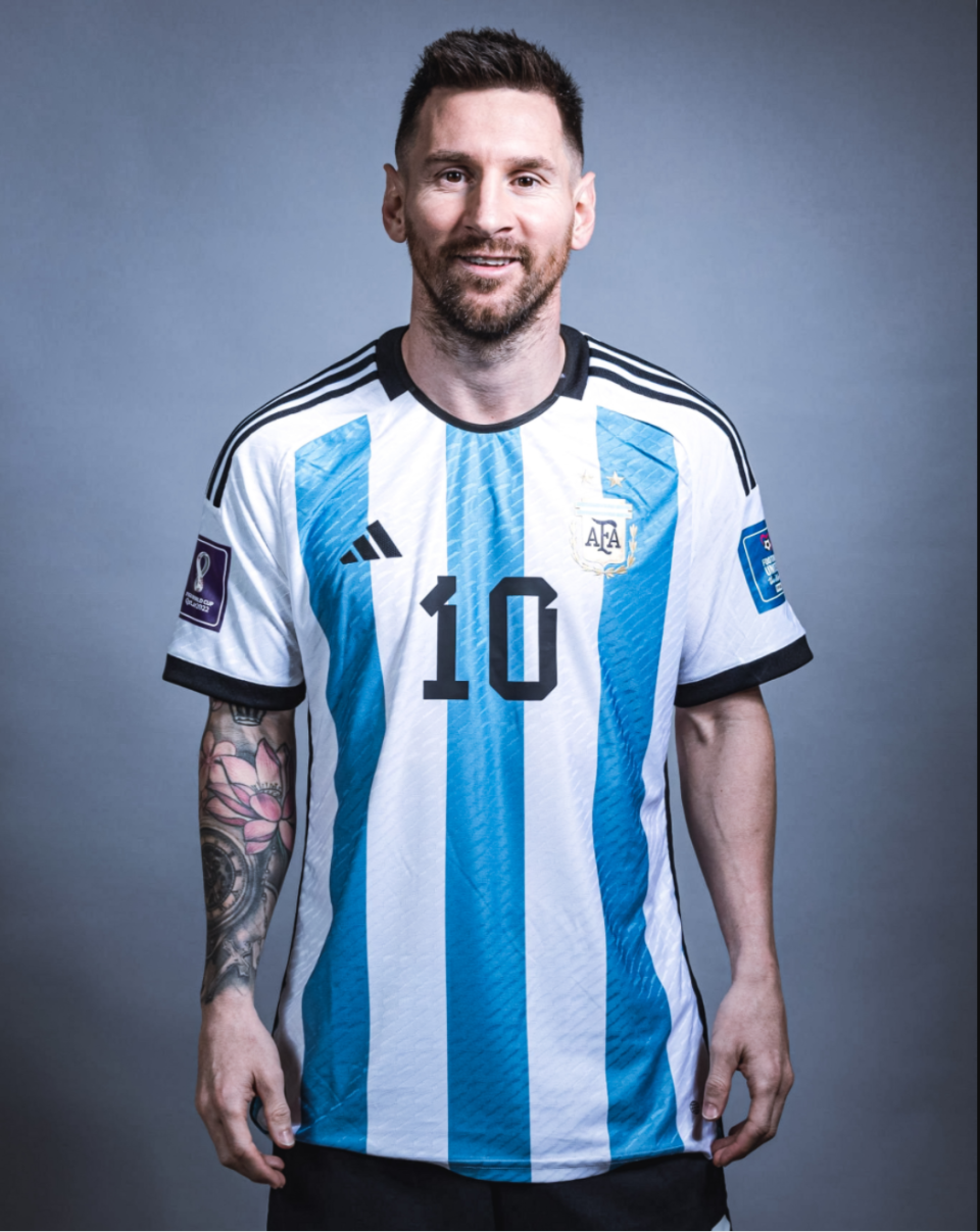 梅西率阿根廷队拍世界杯定妆照,德保罗两条大花臂左右护驾