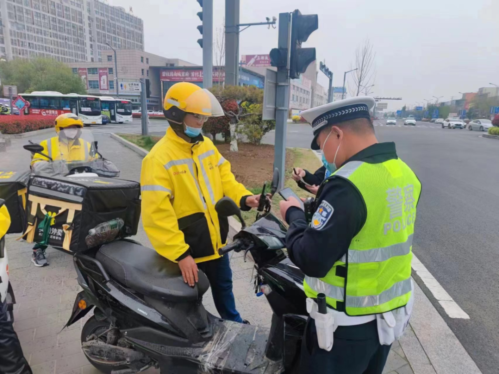 连云港交警集中开展外卖,快递行业电动自行车交通安全专项整治行动