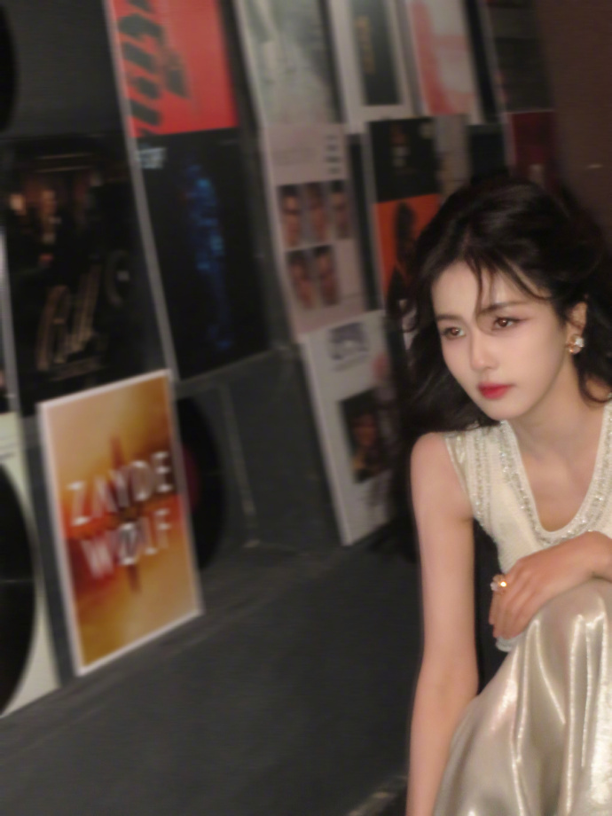 白鹿晒照清纯甜美宛如初恋,手拿棒棒糖恬静迷人,眼神坚定有魅力_腾讯