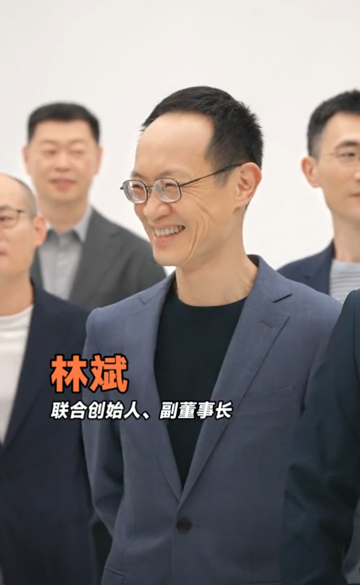 小米官网更新高管团队合影,雷军:我衣服选的如何