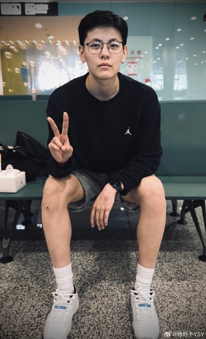 杨舒予更博晒自拍:快到圣诞节了 有没有人可以送我一个任意门?