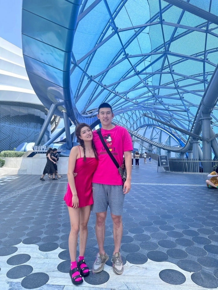 甜蜜暴击!付豪女友晒二人出游的恩爱合照_腾讯新闻