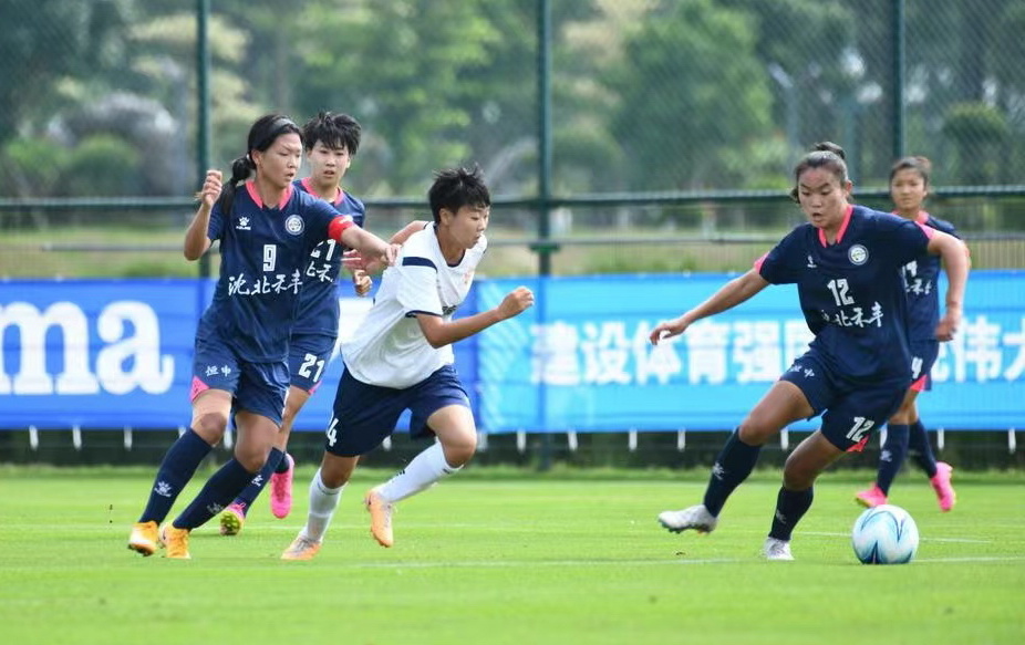 吃止痛药坚持出战 脚部打着固定给队友加油 辽宁女足值得这份荣耀!