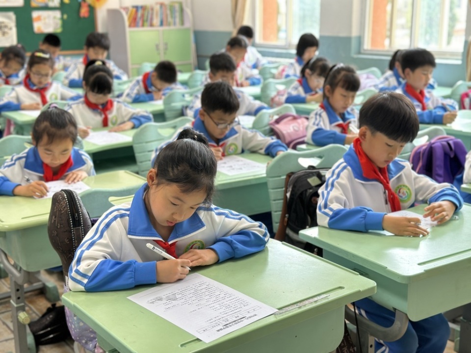 诗魂闪烁,理想飞扬——青岛永安路小学举办"诗与远方"诗词大会弘扬