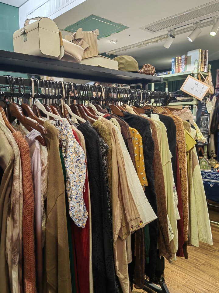 在杭州买衣服已经离谱到199元随便装了这家爆火的店我去逛了逛人都傻