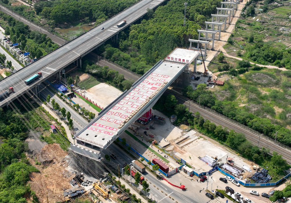 武汉万吨转体桥成功转体