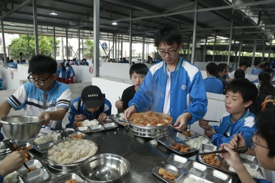 蒸煮△备菜中午,同学们兴致勃勃地开展自助野炊,一起学习天门蒸菜的