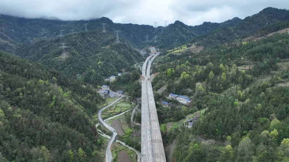 桑龙高速是中国国家高速公路网张家界-南充高速公路的重要组成部分