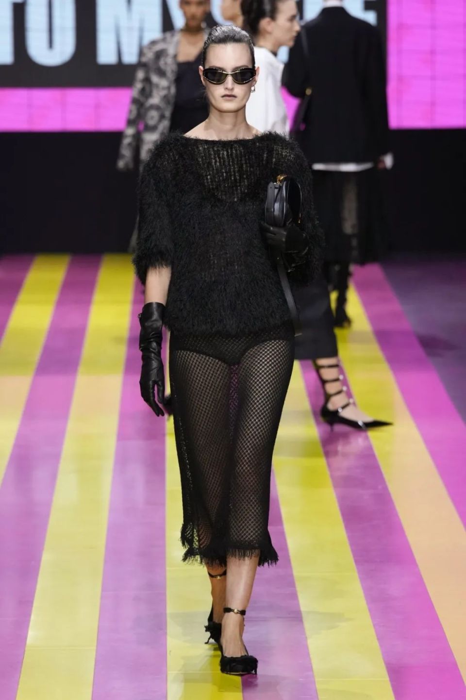 dior大秀为女性发声,"她不再仅仅是那样"_腾讯新闻