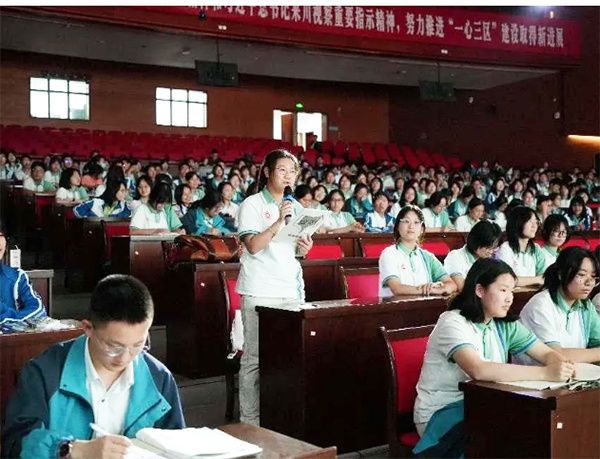 艺术 思政:"爱 "美育思政课走进新都一中