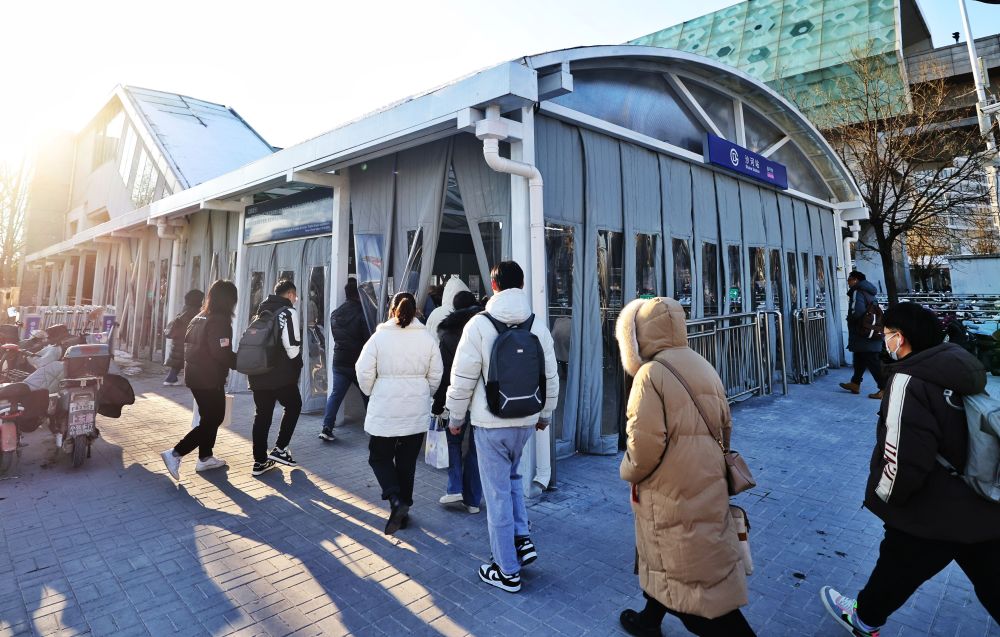 北京地铁沙河站天通苑站加装站外保暖设施让乘客进站前就暖和