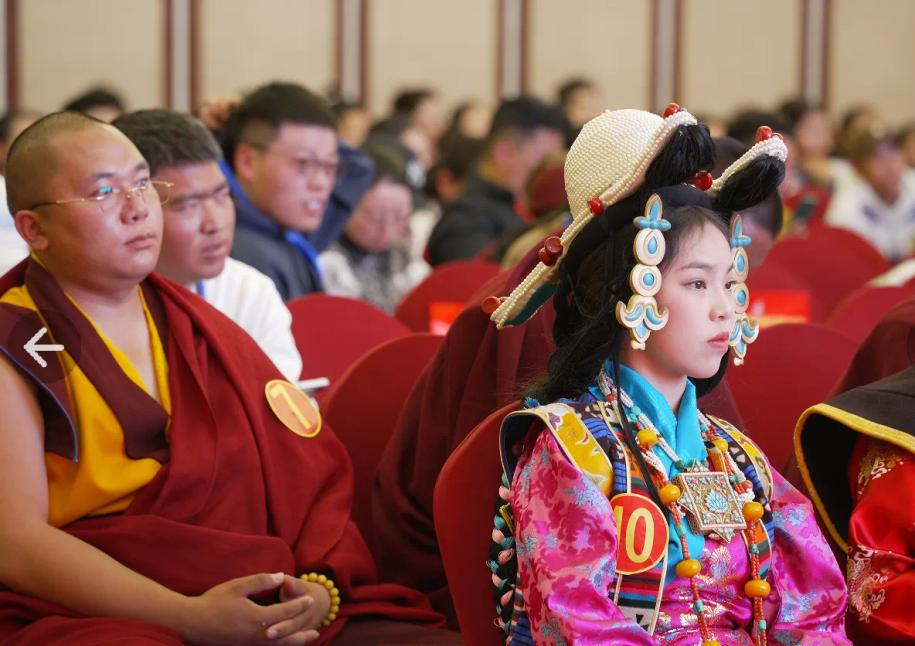 山南市乃东区昌珠镇洞嘎社区的洛桑次仁,拉萨北京实验中学的德庆边宗