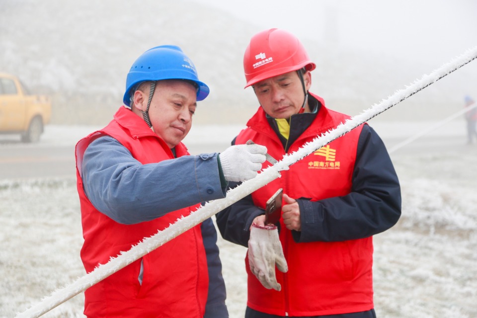 龙里供电局龙年首场寒潮来袭电力红马甲迎潮而上
