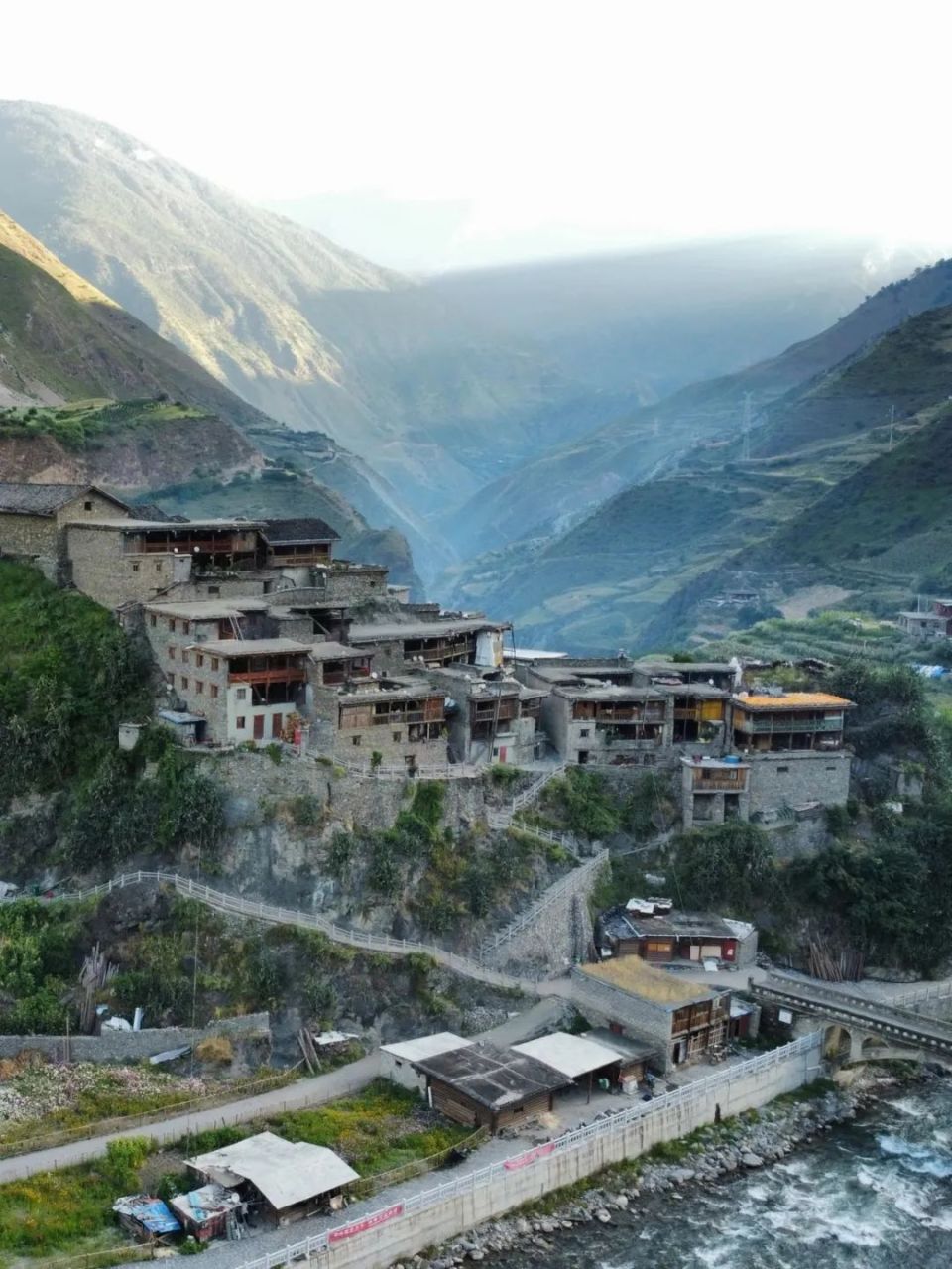 从云南香格里拉出发,可经泸亚线前往木里,全程大约300公里,途经泸沽湖