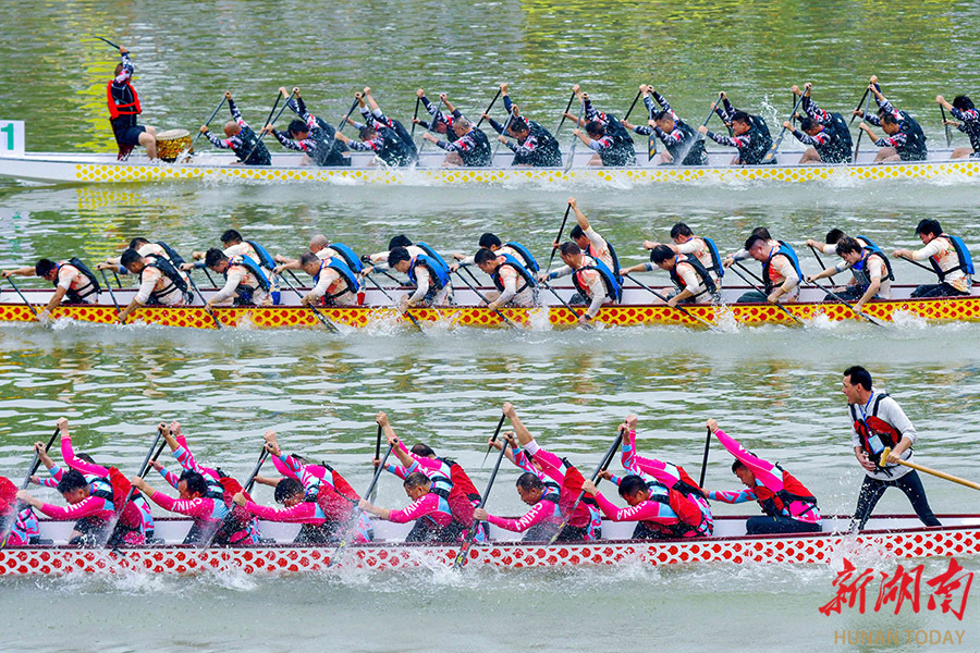 当天,娄底市首届龙舟争霸赛在双峰县永丰街道湄水河上举行