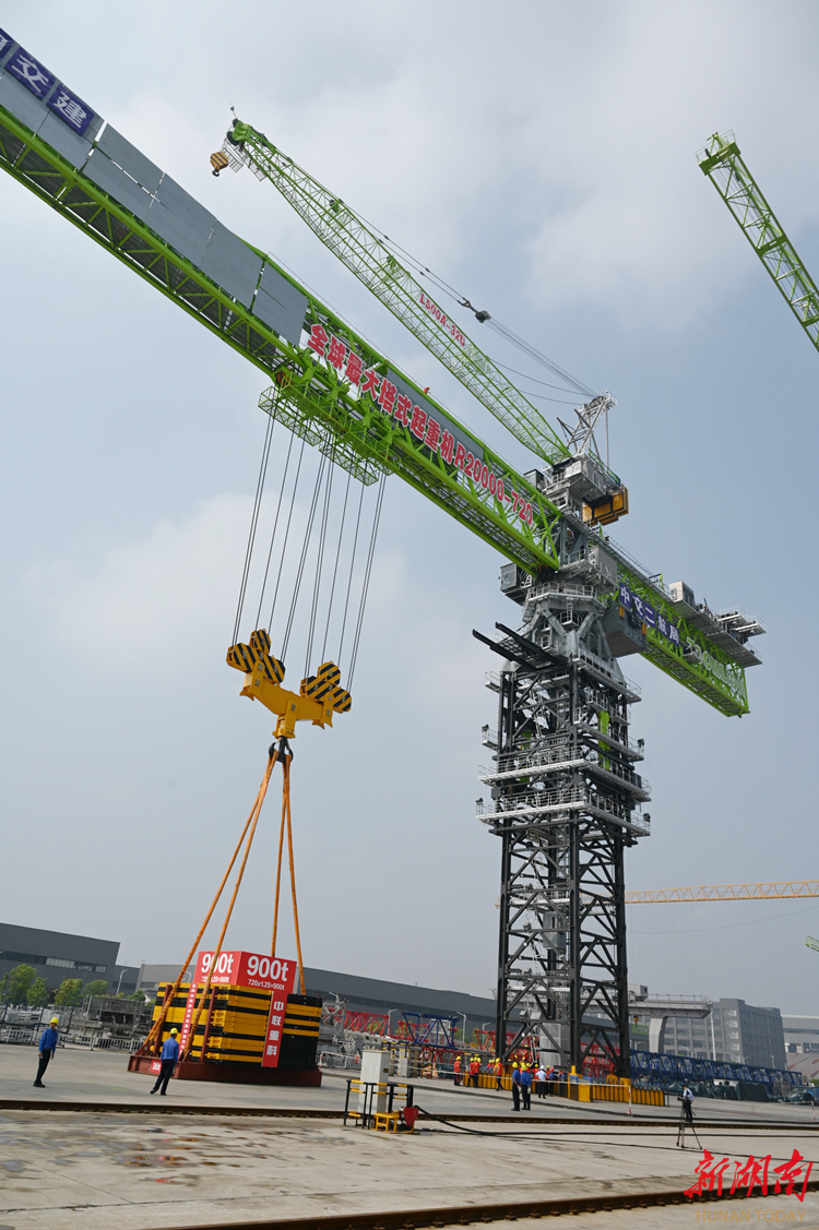 2021年10月下线交付的全球首台超万吨米级上回转超大型塔机w12000-450
