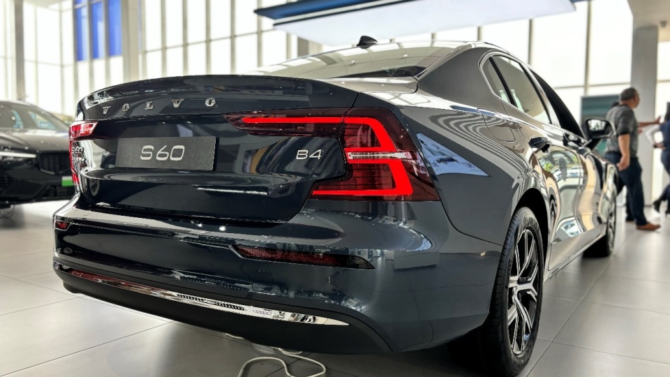 49万,比小米su7起步价低,能买沃尔沃s60_腾讯新闻