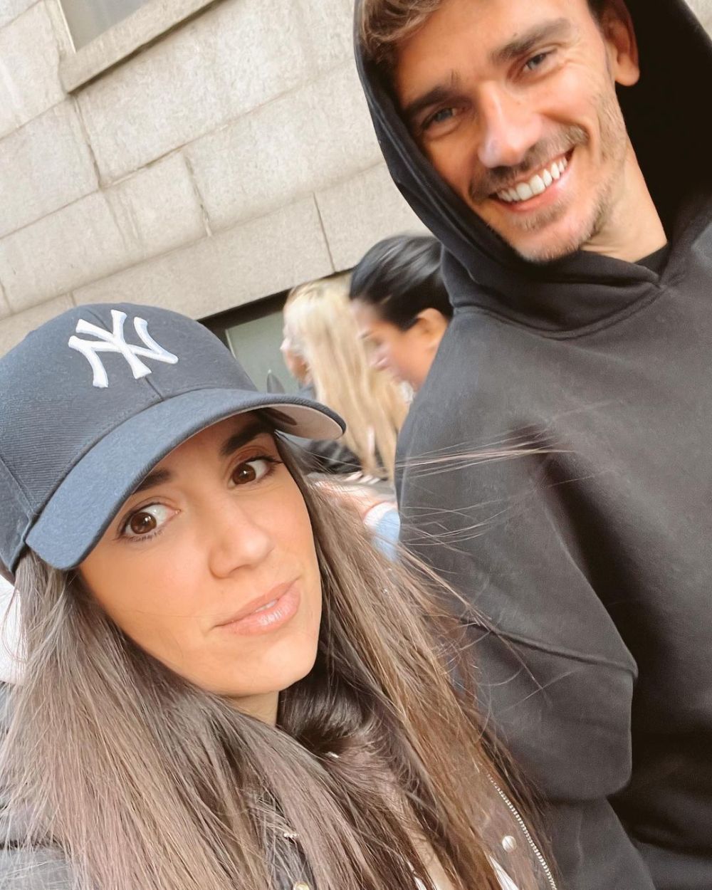 32岁的格列兹曼与妻子乔佩雷纳育有三个孩子,大女儿米娅(mia)出生于