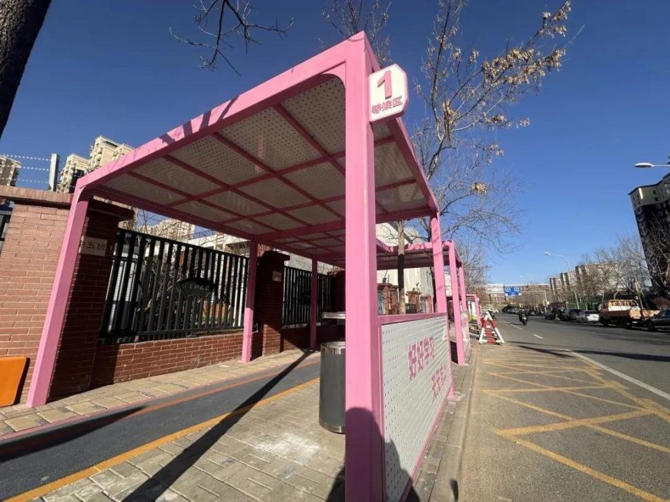 超暖心！北京这些中小学设置家长等候区，勾勒儿童友好城市空间_腾讯新闻