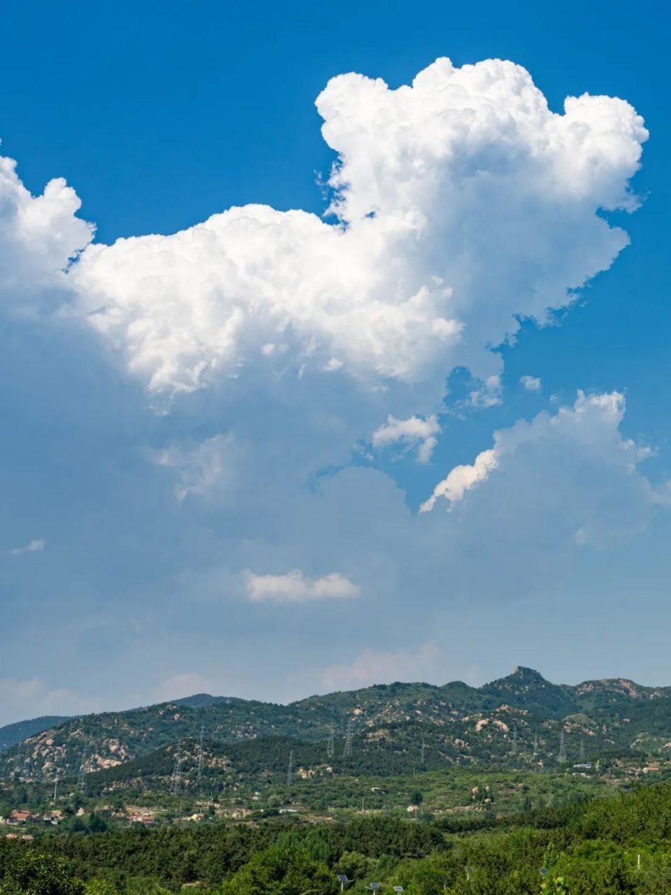 雪野湖风景区位于济南南部,是集养生度假,运动休闲为一体的滨湖旅游