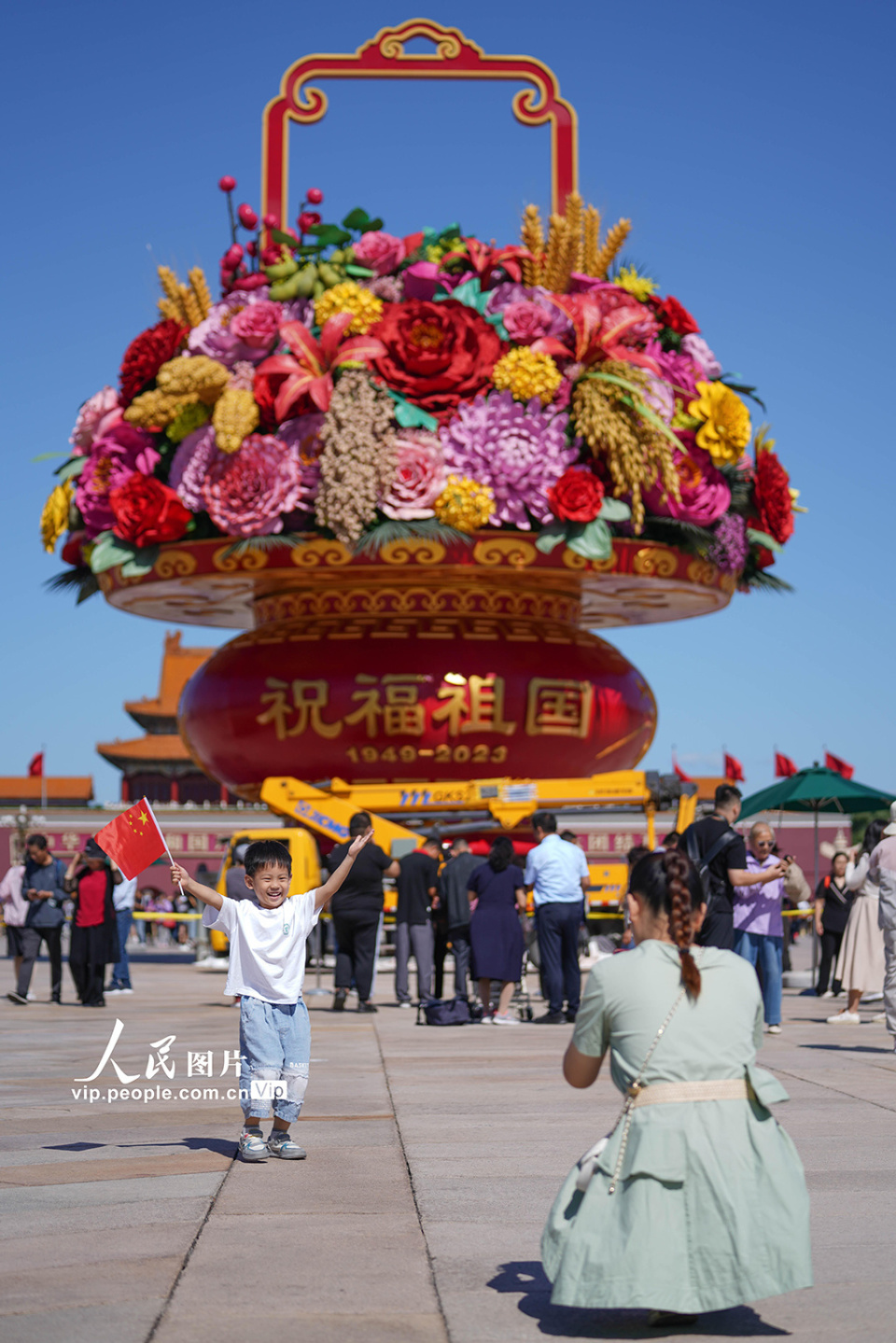 "祝福祖国"巨型花篮亮相天安门广场_腾讯新闻