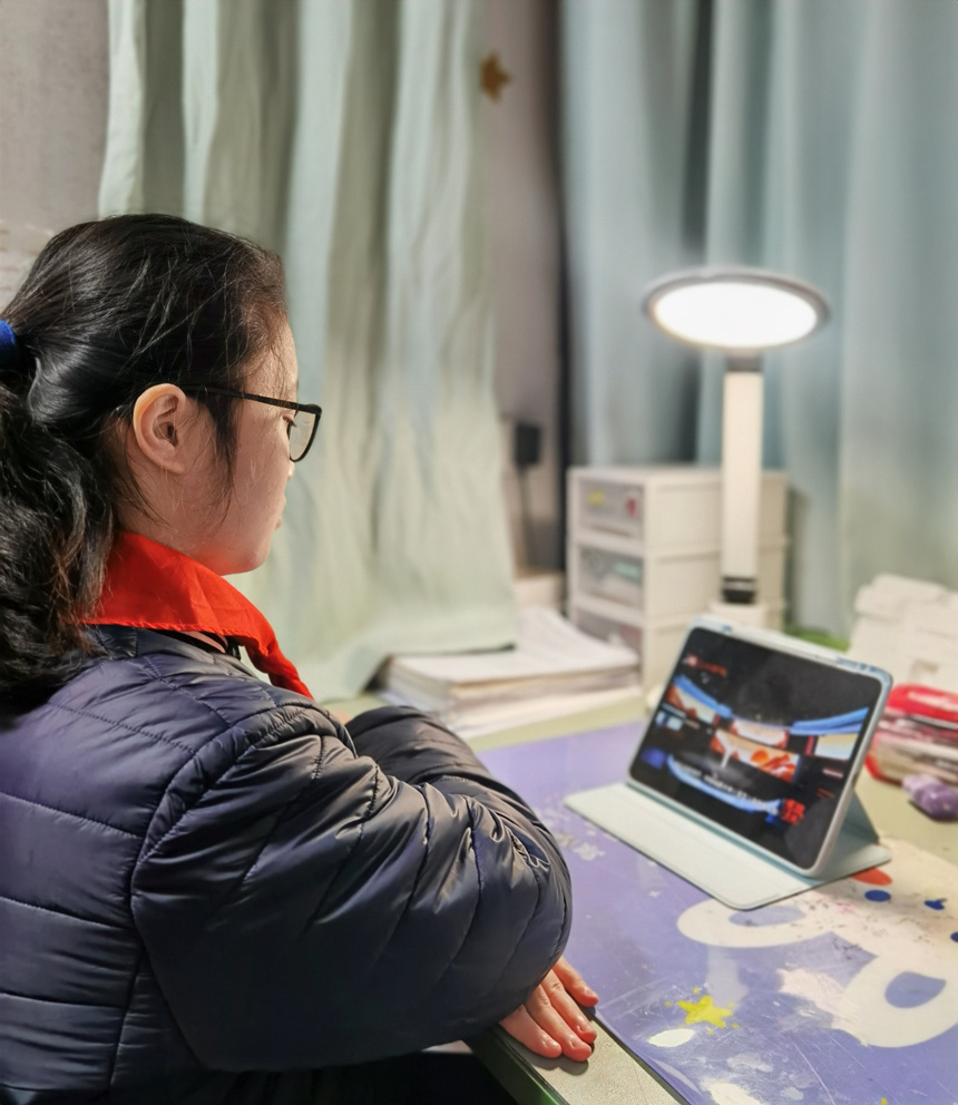 受访者供图武汉市梅苑学校小学部组织观看思政大课.