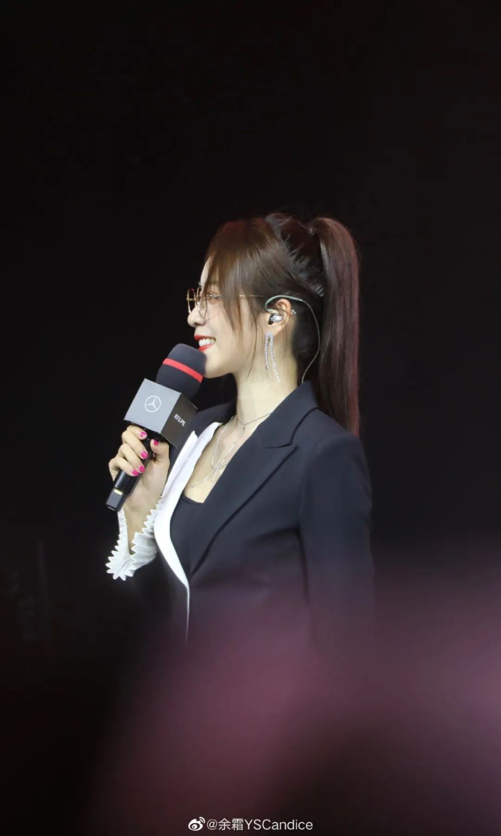 【lpl老婆】余霜干练小西装,丝边眼镜太欲了_腾讯新闻