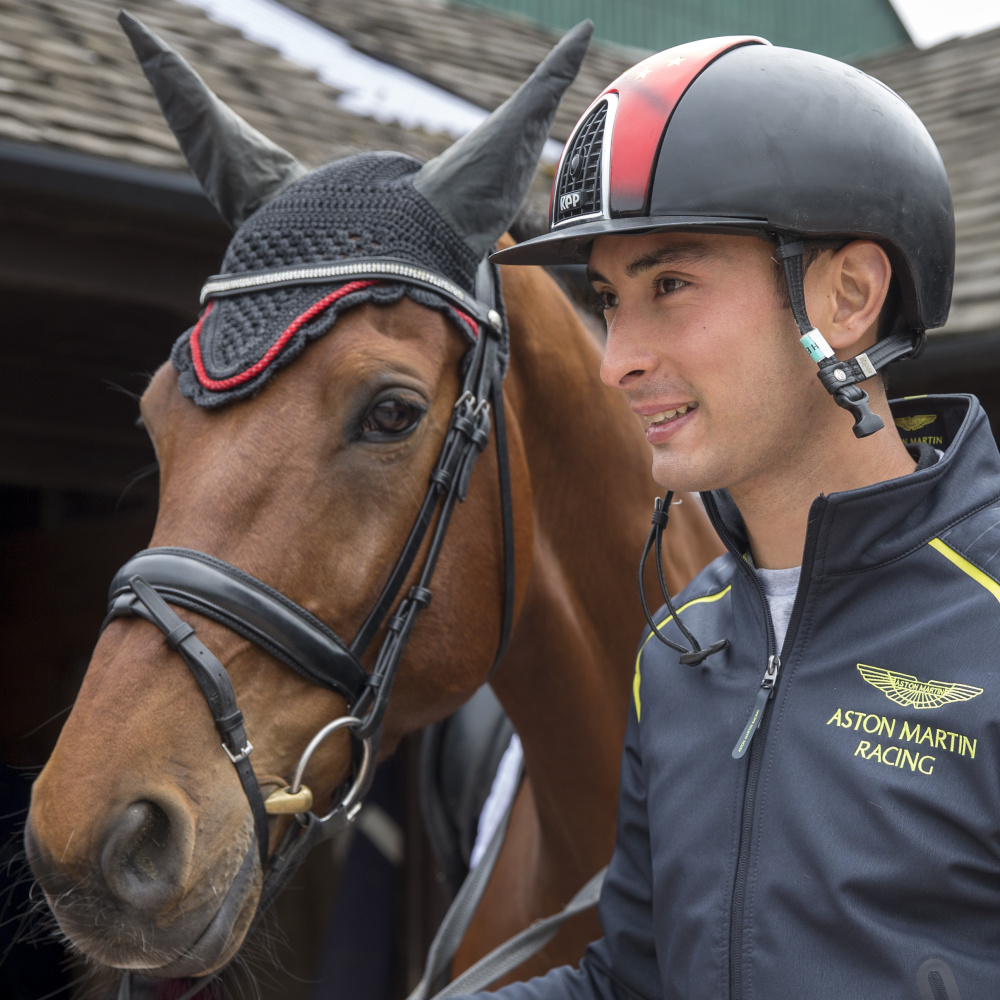 新华社记者 徐晖 摄在他位于曼城郊区的马房,华天一一介绍起他三匹