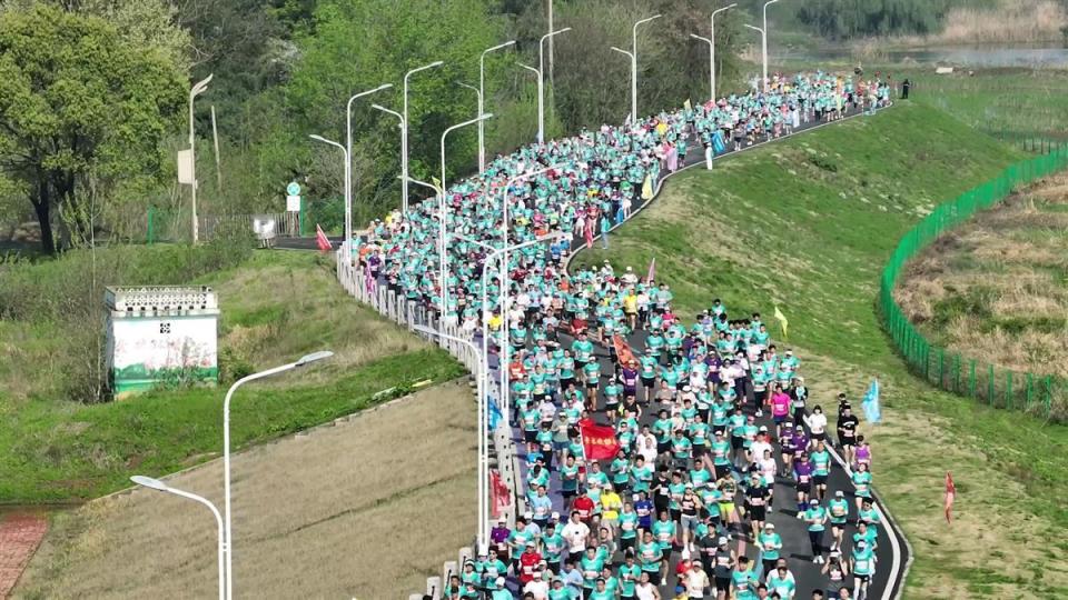 2024鄂州梁子湖马拉松开赛花滑运动员朱易领跑