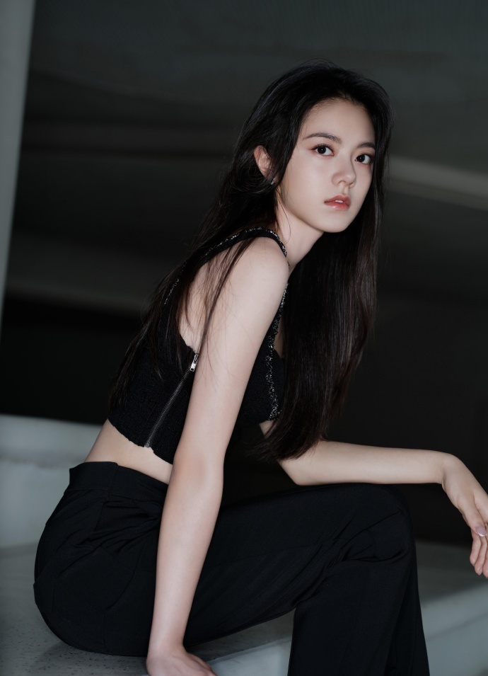 工作室晒赵今麦黑色吊带配裤装新造型:一起走进夏日派对-腾讯新闻