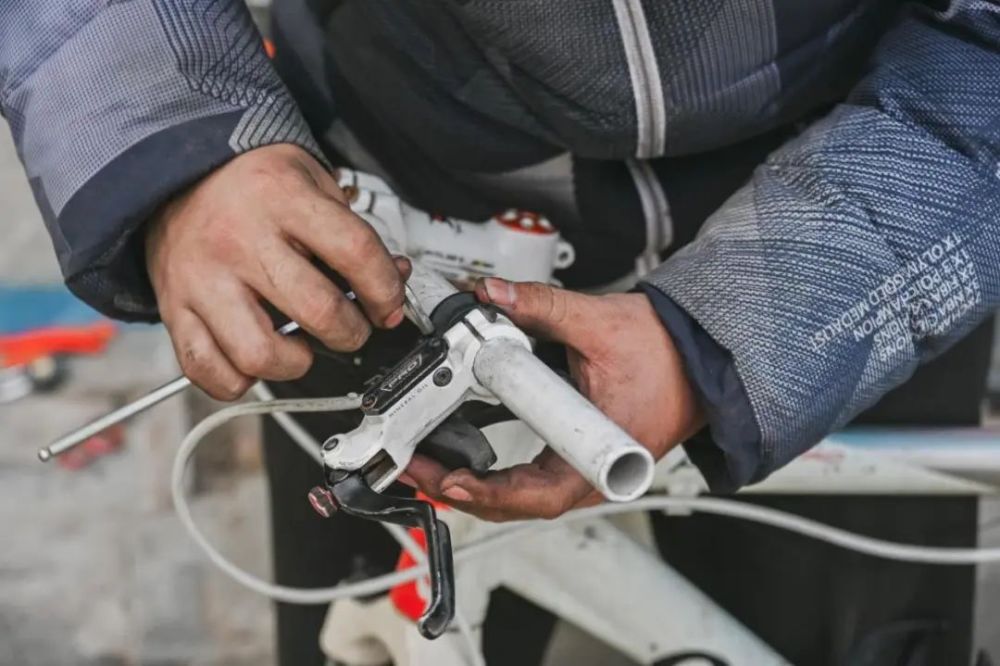 清华40余名学生免费修自行车上万辆网友灵魂提问亮了