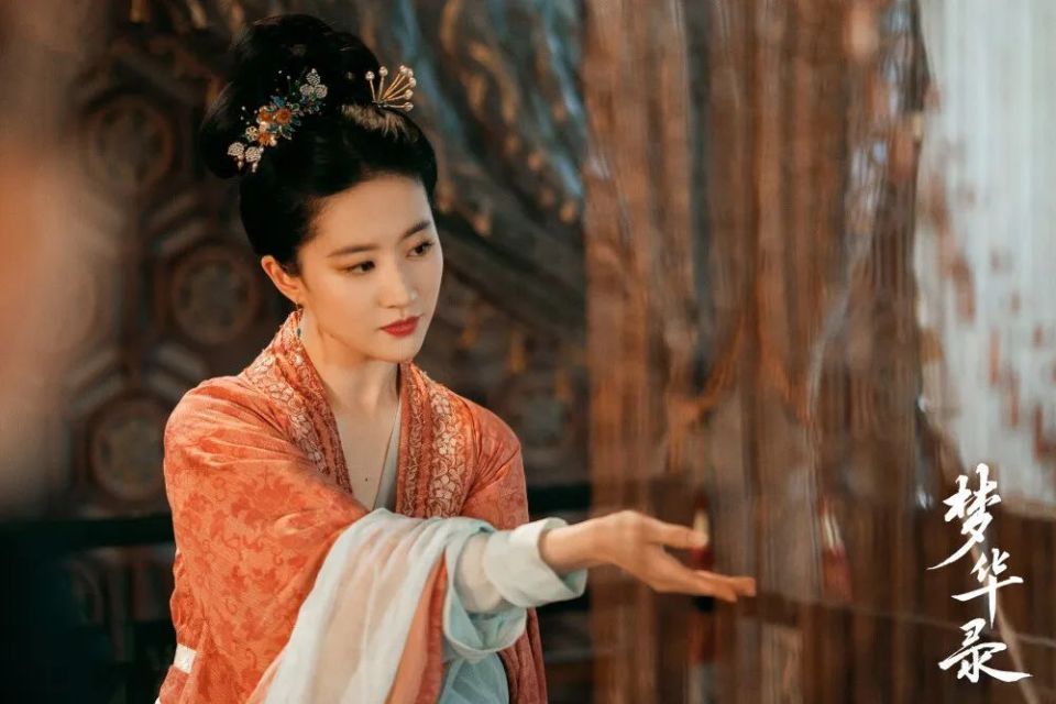 36岁刘亦菲演22岁女大学生,怎么就没人吐槽了