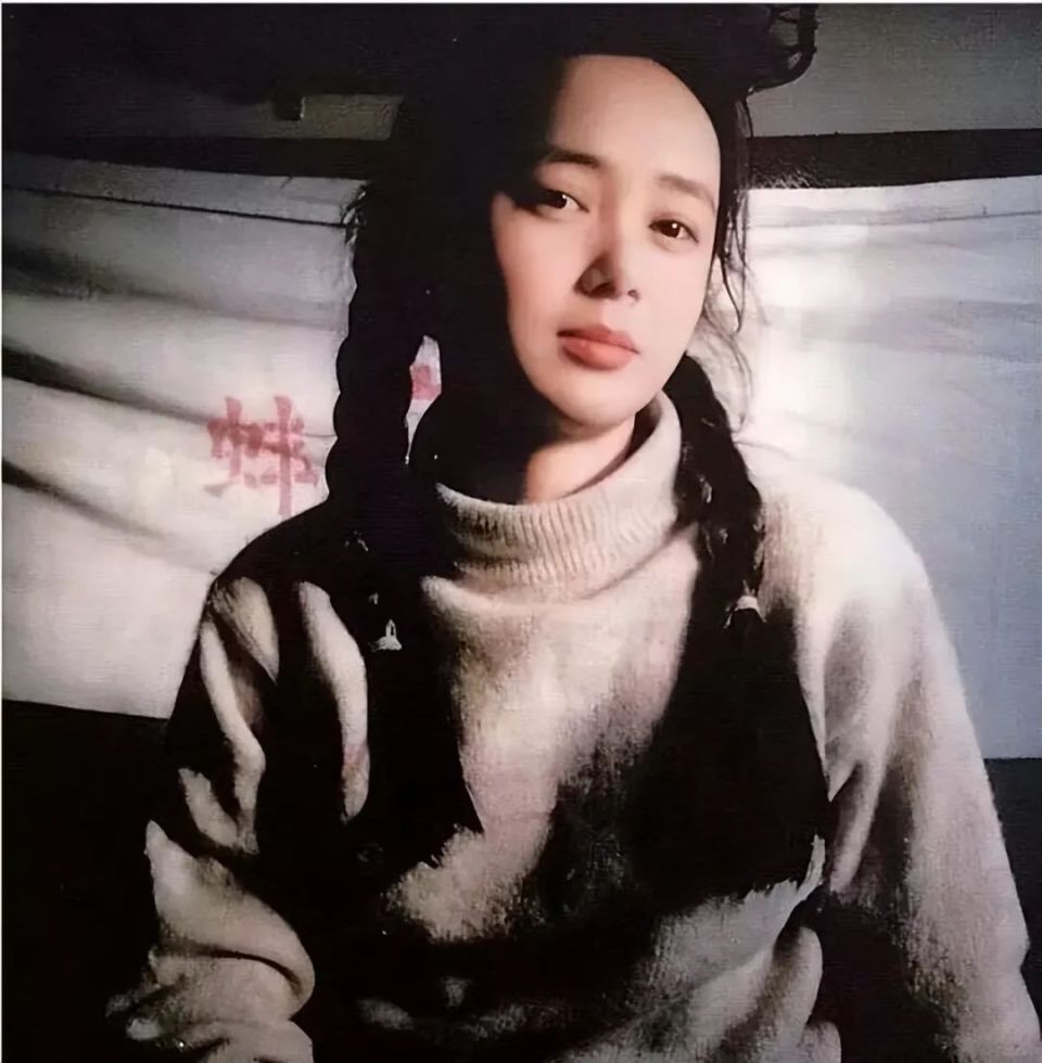 蒋雯丽 年轻时的蒋雯丽真的好美如今57岁的她，依旧优雅自信-腾讯新闻