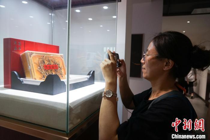 青海冬虫夏草采挖季 民众走进博物馆了解虫草文化