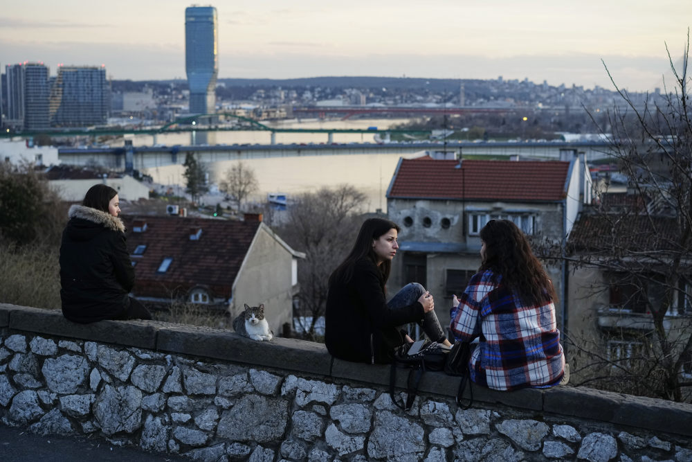 (外代一线)塞尔维亚:街头休闲