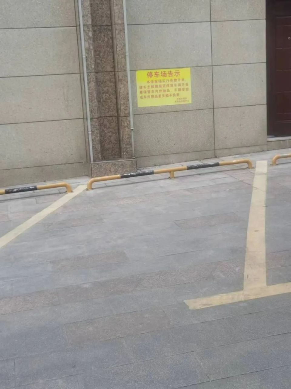 【微友吐槽】停车位为何占用人行道,究竟是方便谁?