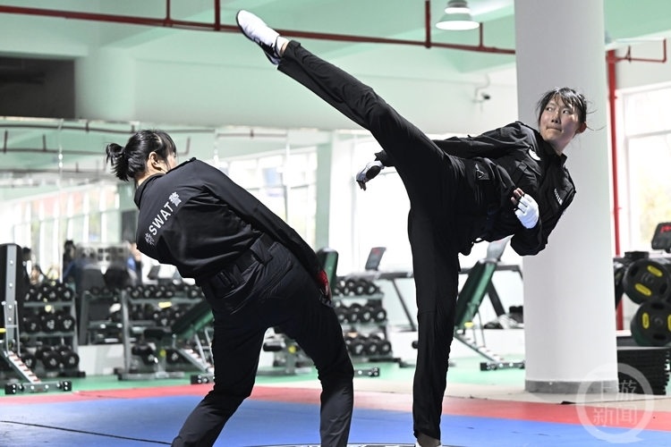 每天训练长达6个小时 女特警们很酷很飒也很累_腾讯新闻