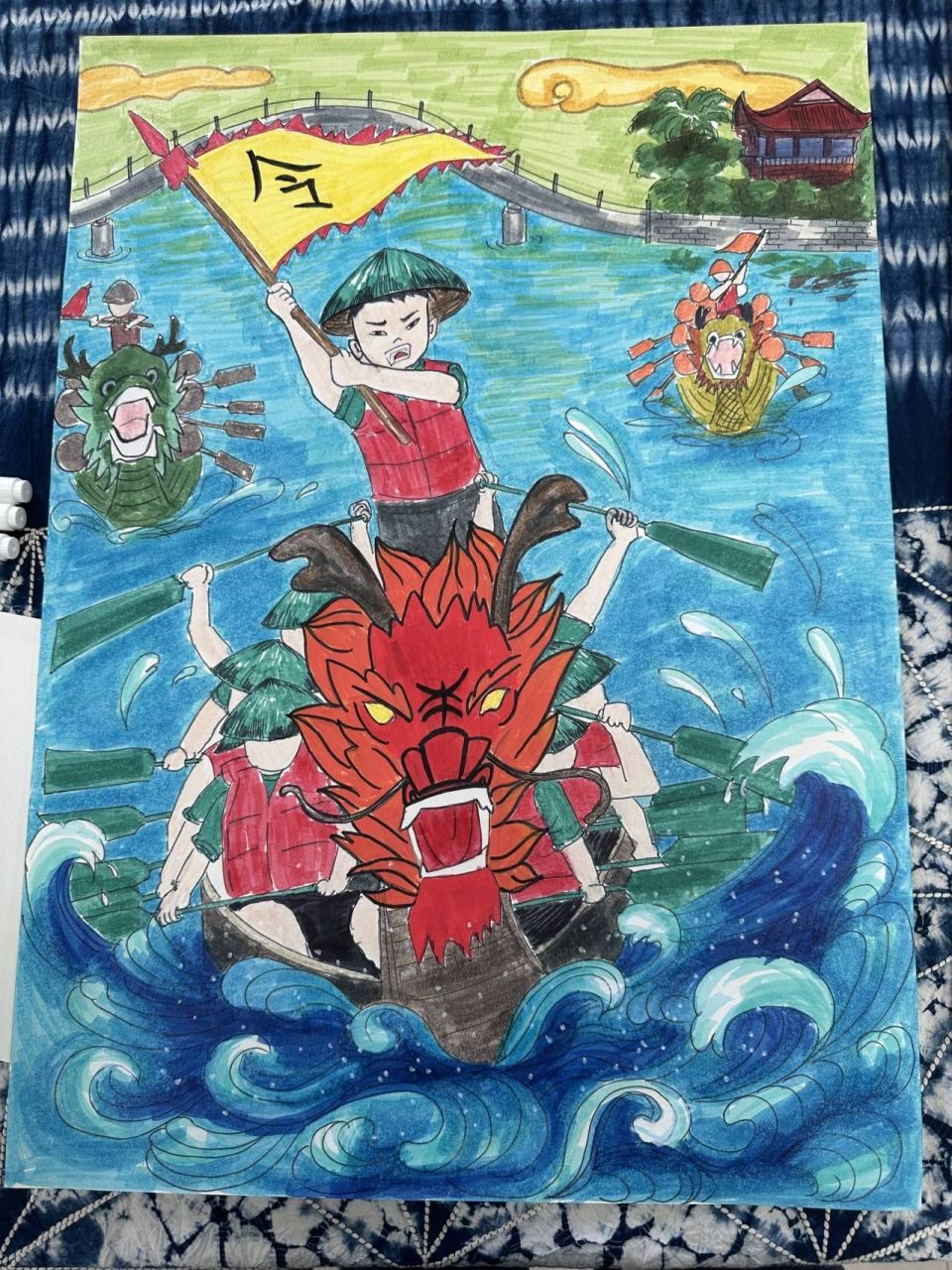 在塘河边观赏龙舟活动的时候,小若言用自己的小相机把现场的画面拍