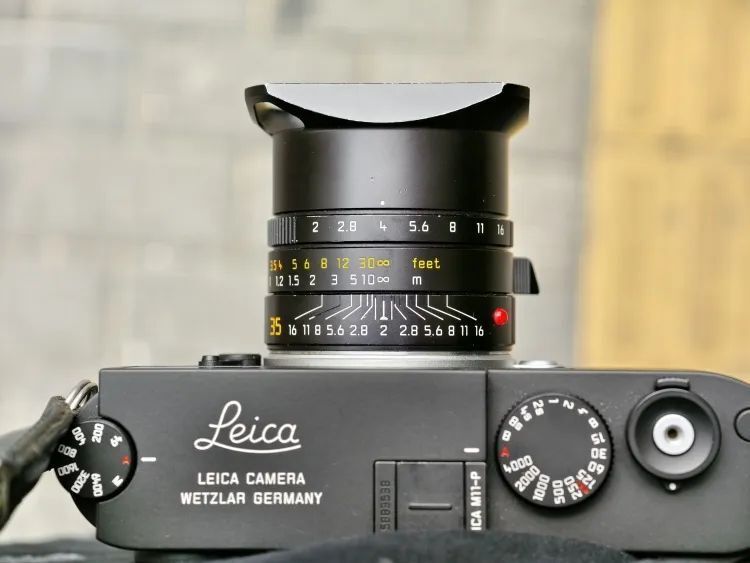 在手动镜头的顶部,有4排数字和一组标尺.