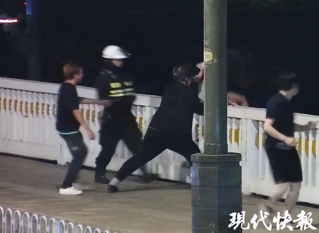 全城寻找"头盔哥"!凌晨南京街头这一幕令人动容