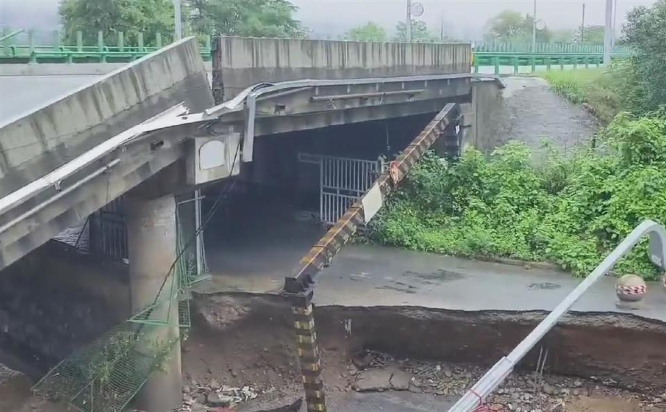 陜西寶雞快速干線一橋面傾覆塌陷，一車輛前輪懸空險墜落，無人員傷亡