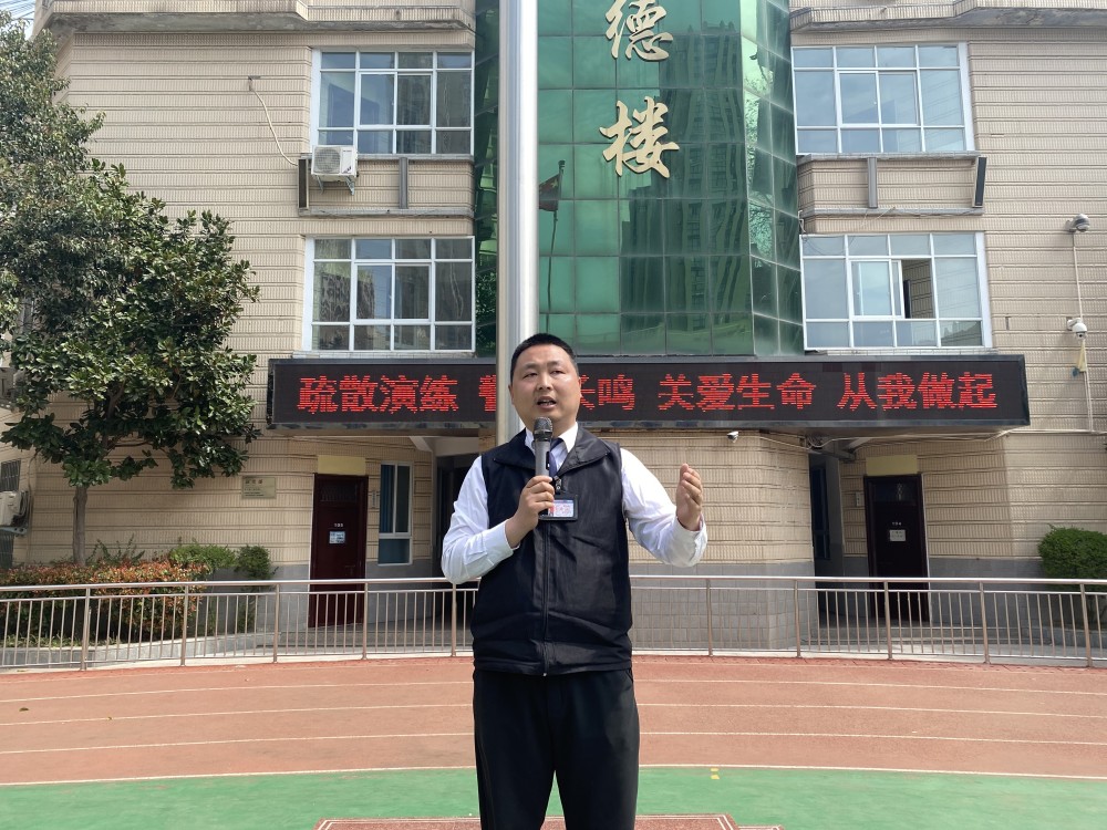 开展消防演练筑牢安全底线郑州市第四十四初级中学开展消防安全应急